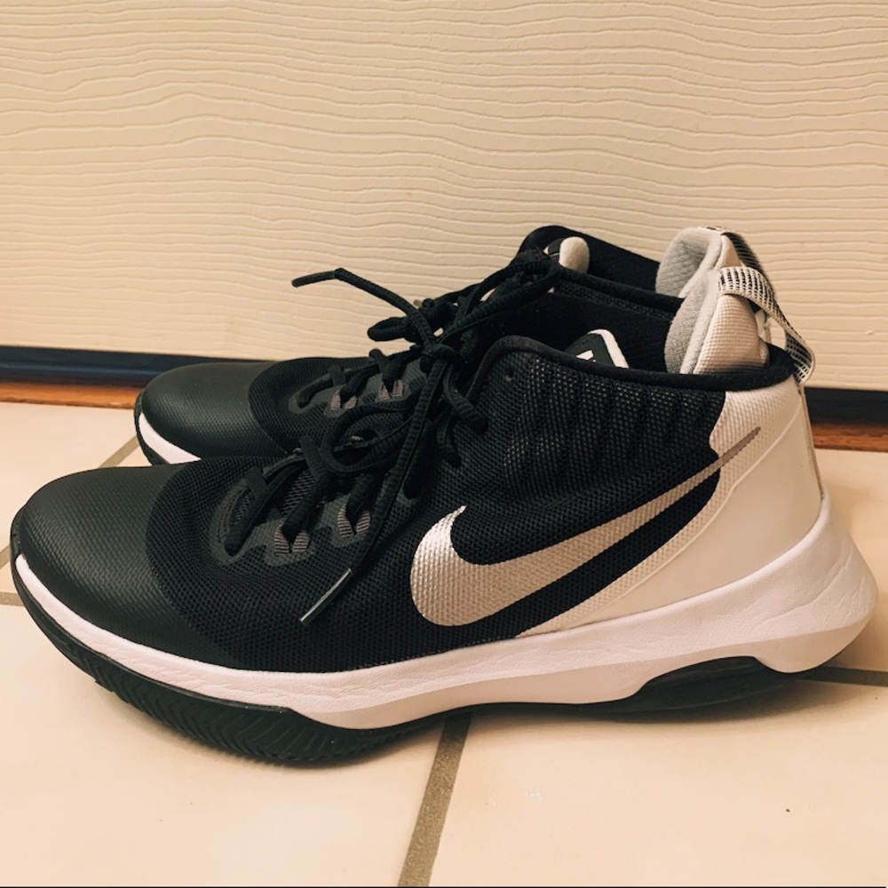 GIRLS/BOYS NIKE BASKETBALL SHOES
